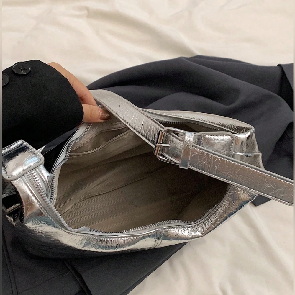 ๐ Metallic Silver Hobo Shoulder Bag - Picture 3 of 9